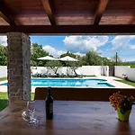 Prisedi Villa *