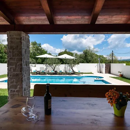 Prisedi Villa *