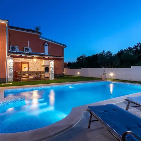 Prisedi Villa *